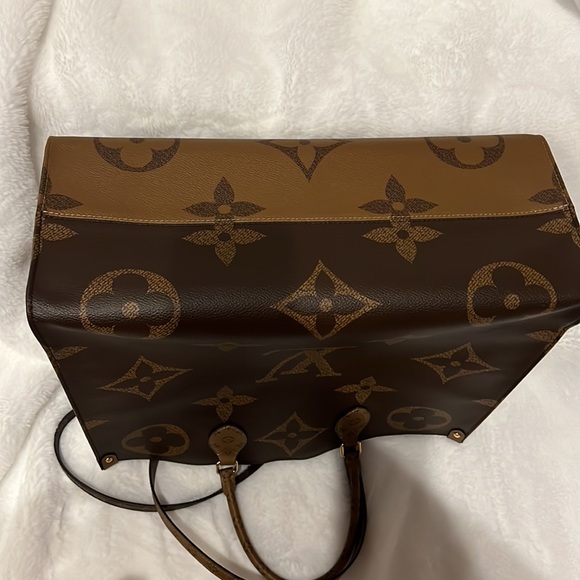 Louis Vuitton ( On The Go ) Tote - Picture 6 of 12